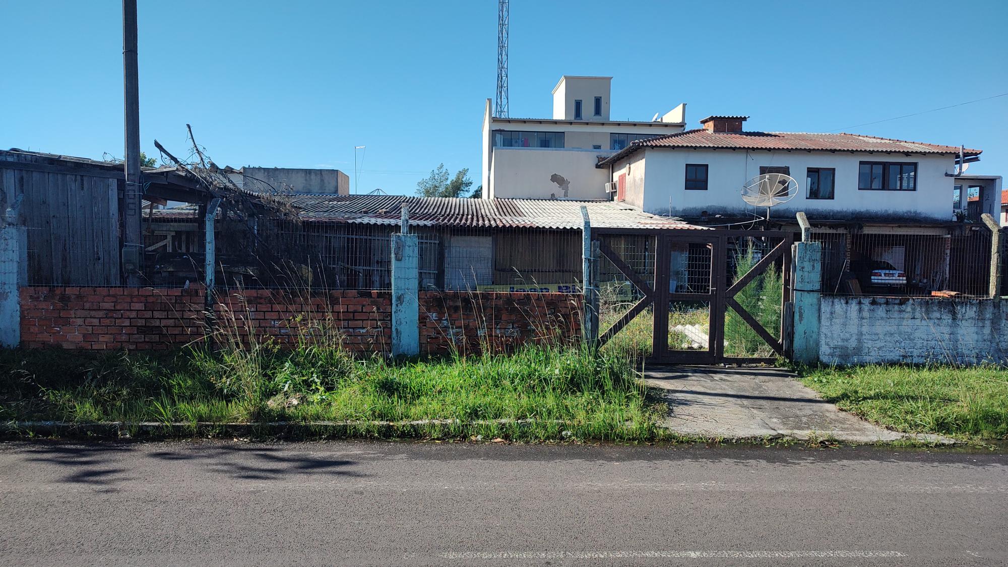 01 CASA MADEIRA E 01 CASA ALVENARIA COM 02 TERRENOS "600,00M², AV. CANANEIA, 517 E 529, ATLANTIDA SUL- RS, localizado em Atlântida Sul - RS